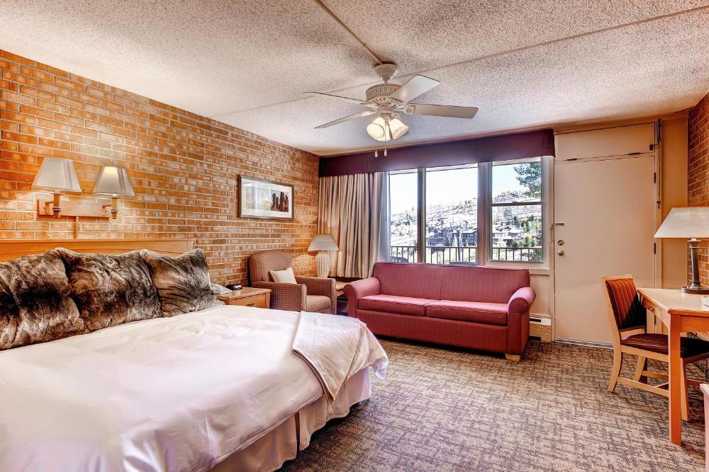 Deluxe King Room interior